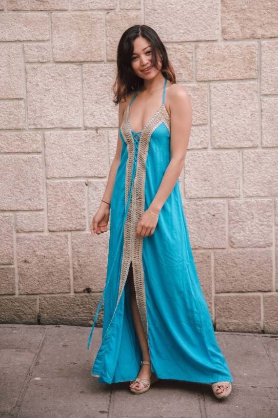 Vestido largo de bambula azul turquesa con crochet artesanal y estilo boho Samarkanda.