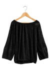 Blusa negra de algodón calado con conchas cauri y detalles bohemios Samarkanda.