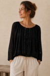 Blusa negra de algodón calado con conchas cauri y detalles bohemios Samarkanda.