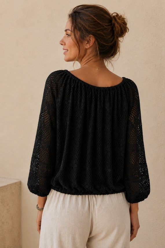 Blusa negra de algodón calado con conchas cauri y detalles bohemios Samarkanda.