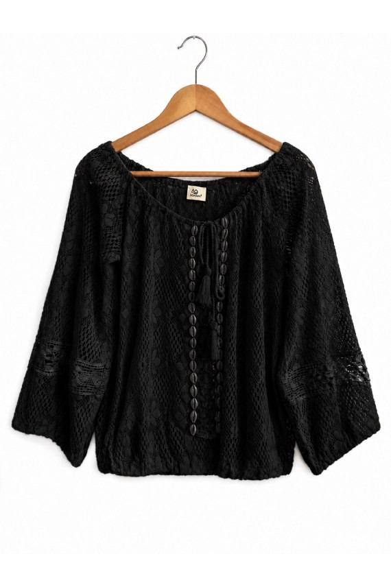 Blusa negra de algodón calado con conchas cauri y detalles bohemios Samarkanda.
