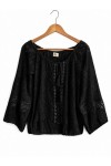 Blusa negra de algodón calado con conchas cauri y detalles bohemios Samarkanda.