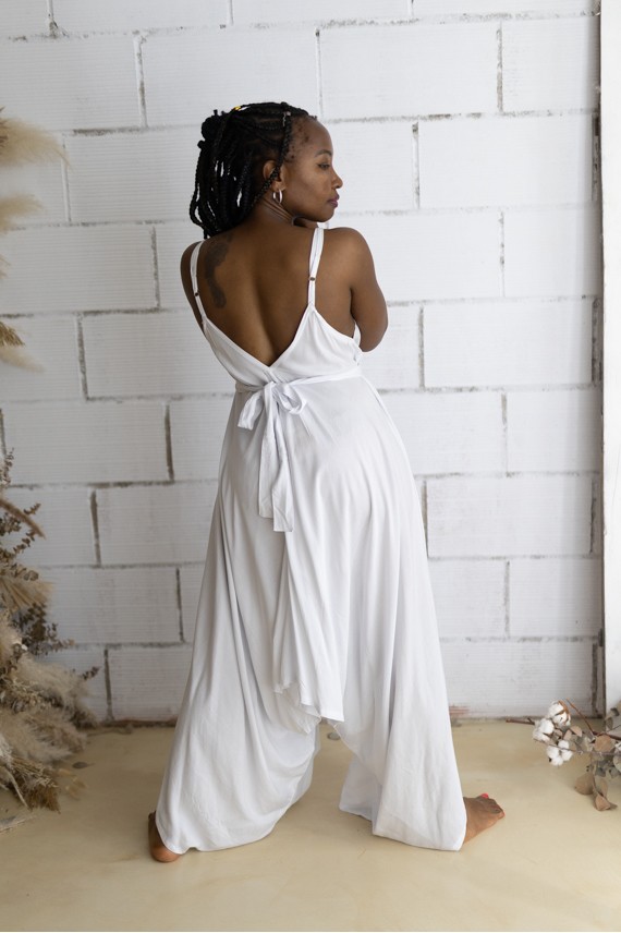 Peto largo de viscosa liso blanco con tirantes ajustables y pantalón estilo fular, moda boho chic Samarkanda.
