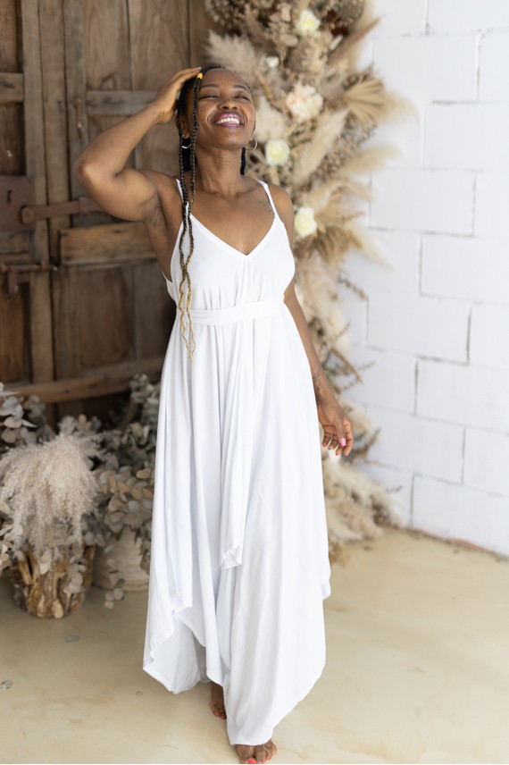 Peto largo de viscosa liso blanco con tirantes ajustables y pantalón estilo fular, moda boho chic Samarkanda.