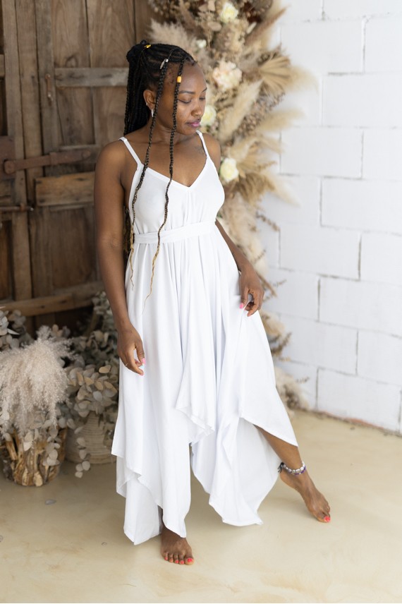 Peto largo de viscosa liso blanco con tirantes ajustables y pantalón estilo fular, moda boho chic Samarkanda.