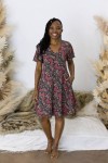 Vestido de poliéster estampado sari con bolsillos laterales, escote en pico, manga corta y corte evasé de estilo boho chic