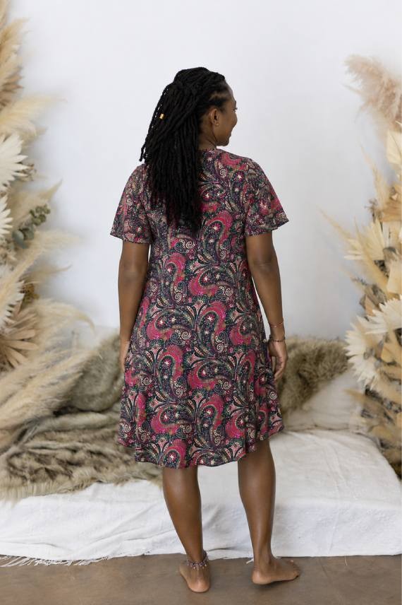 Vestido de poliéster estampado sari con bolsillos laterales, escote en pico, manga corta y corte evasé de estilo boho chic
