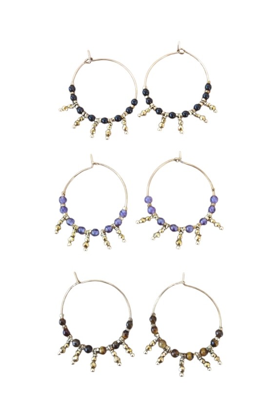 Pendientes de aro de acero con piedra natural y detalles metálicos dorados, estilo boho Samarkanda.