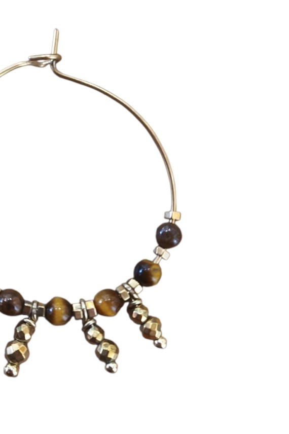 Pendientes de aro de acero con piedra natural y detalles metálicos dorados, estilo boho Samarkanda.