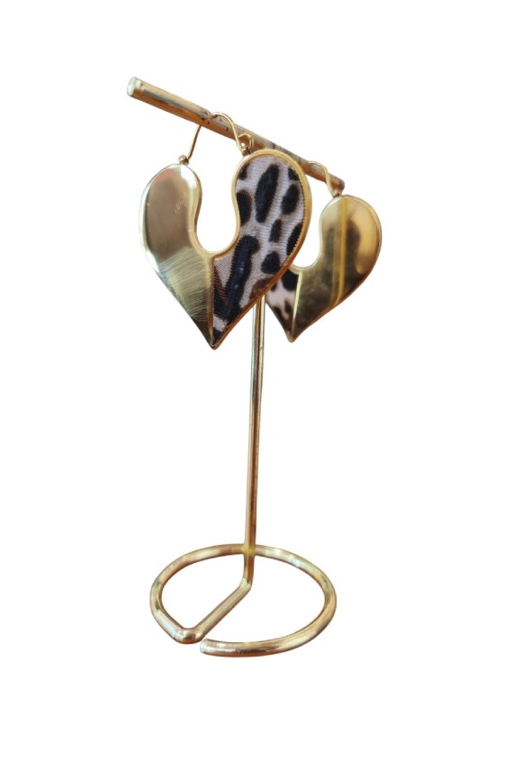 Pendientes de corazón de acero inoxidable con tejido animal print de leopardo, disponibles en acabado dorado y plateado.