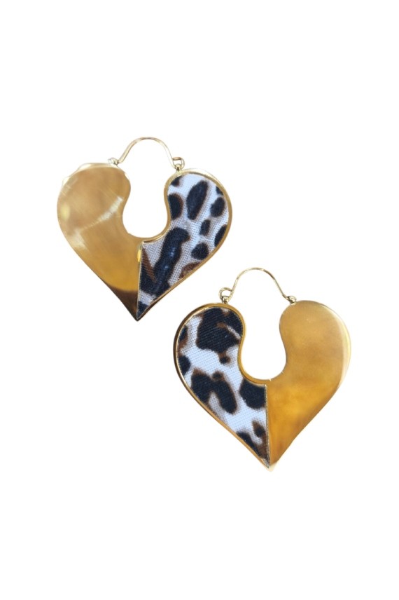 Pendientes de corazón de acero inoxidable con tejido animal print de leopardo, disponibles en acabado dorado y plateado.