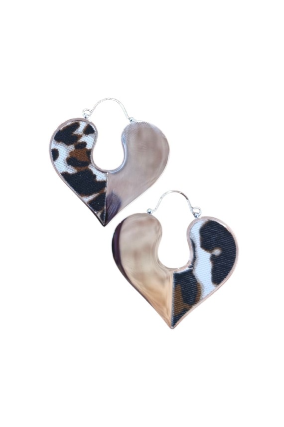 Pendientes de corazón de acero inoxidable con tejido animal print de leopardo, disponibles en acabado dorado y plateado.