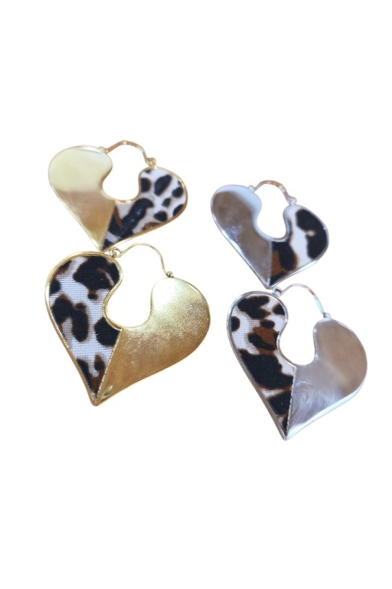 Pendientes de corazón de acero inoxidable con tejido animal print de leopardo, disponibles en acabado dorado y plateado.