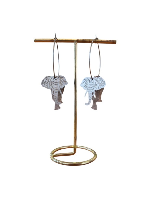 Pendientes de acero inoxidable con aro y colgante de elefante, diseño boho disponible en acabado dorado y plateado.