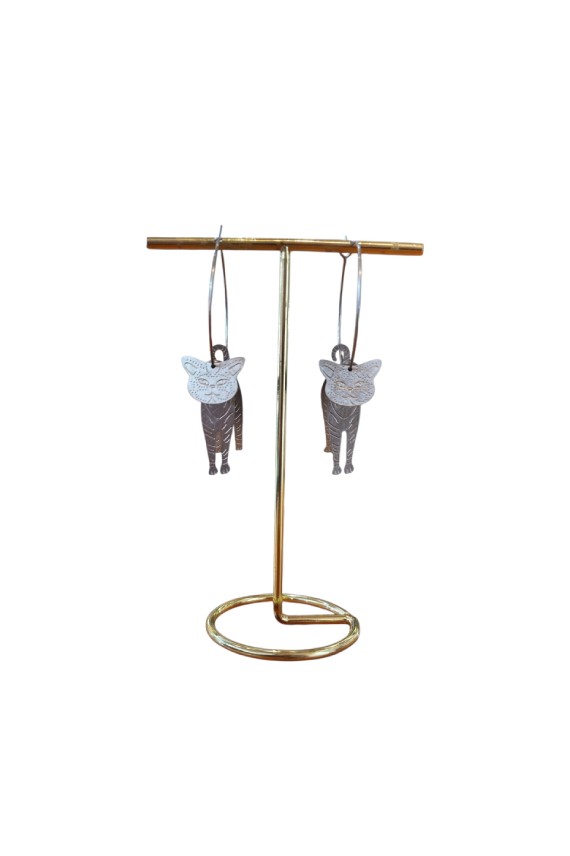 Pendientes de aro de acero con colgante de gato en latón, joya artesanal de estilo boho disponible en acabado dorado y plateado.