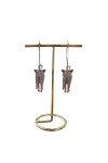 Pendientes de aro de acero con colgante de gato en latón, joya artesanal de estilo boho disponible en acabado dorado y plateado.