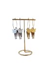Pendientes de aro de acero con colgante de gato en latón, joya artesanal de estilo boho disponible en acabado dorado y plateado.