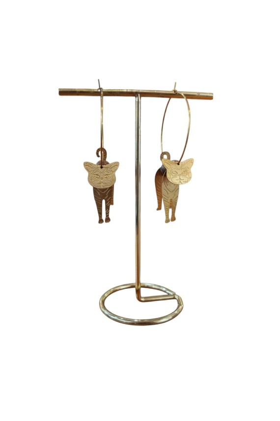 Pendientes de aro de acero con colgante de gato en latón, joya artesanal de estilo boho disponible en acabado dorado y plateado.