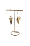 Pendientes de aro de acero con colgante de gato en latón, joya artesanal de estilo boho disponible en acabado dorado y plateado.
