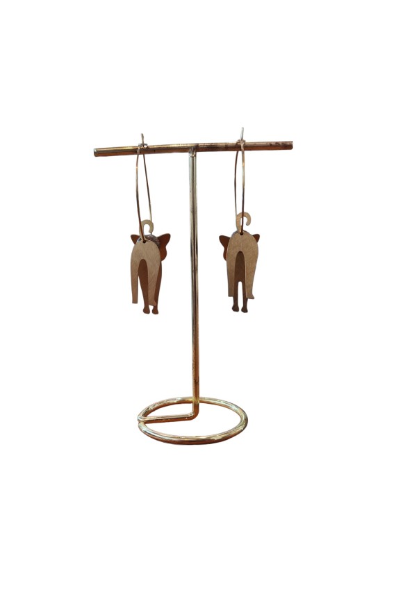 Pendientes de aro de acero con colgante de gato en latón, joya artesanal de estilo boho disponible en acabado dorado y plateado.