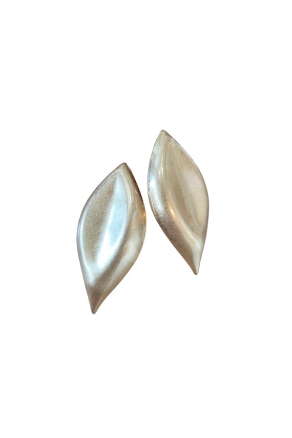 Pendientes de latón lacado con diseño de hoja disponibles en acabado dorado y plateado, complemento boho chic para mujer.