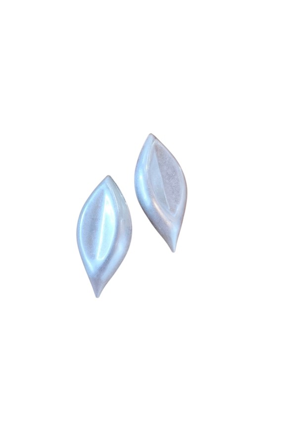 Pendientes de latón lacado con diseño de hoja disponibles en acabado dorado y plateado, complemento boho chic para mujer.