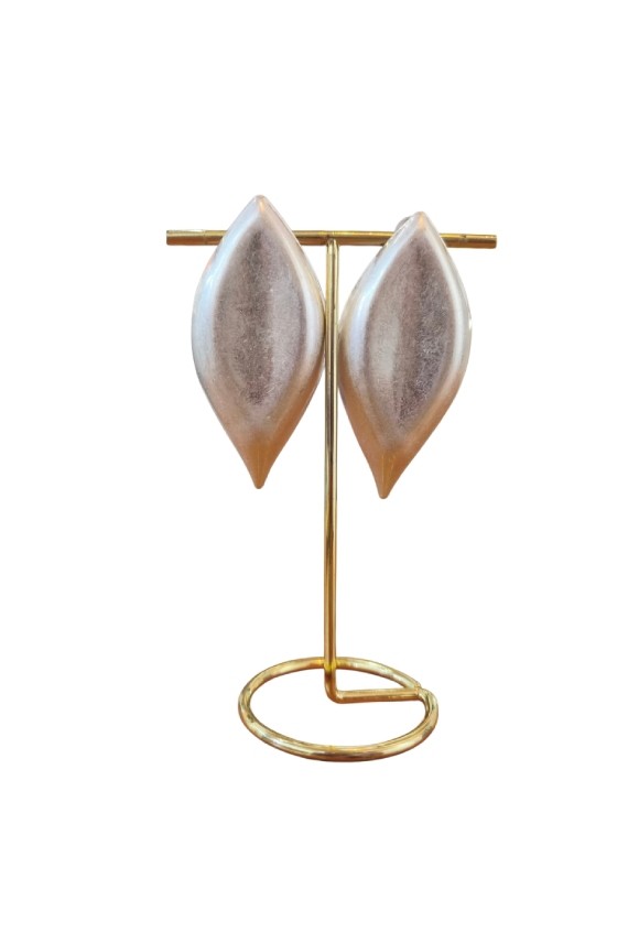 Pendientes de latón lacado con diseño de hoja disponibles en acabado dorado y plateado, complemento boho chic para mujer.