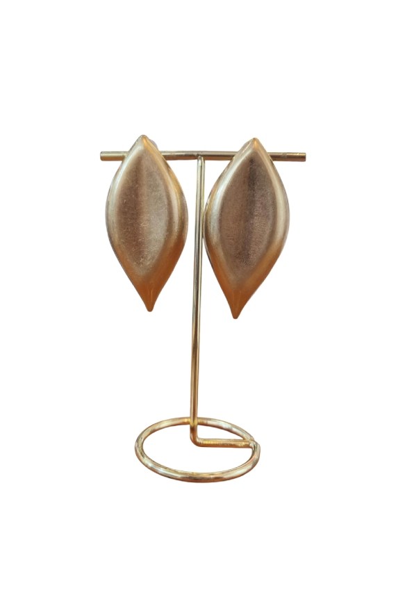 Pendientes de latón lacado con diseño de hoja disponibles en acabado dorado y plateado, complemento boho chic para mujer.