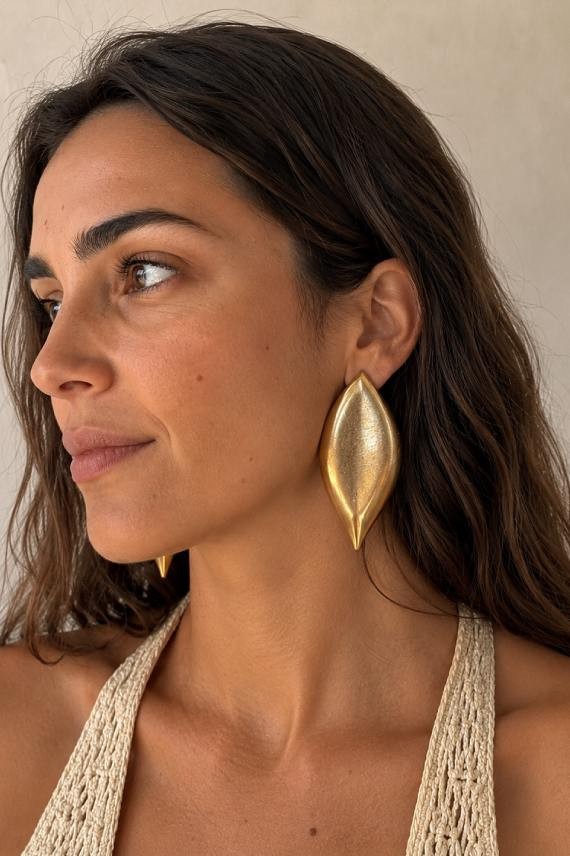 Pendientes de latón lacado con diseño de hoja disponibles en acabado dorado y plateado, complemento boho chic para mujer.