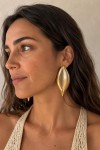 Pendientes de latón lacado con diseño de hoja disponibles en acabado dorado y plateado, complemento boho chic para mujer.
