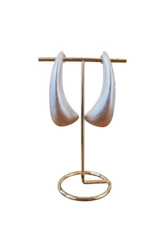 Pendientes de latón lacado con diseño de gota escultural y acabado satinado de estilo minimalista para mujer.