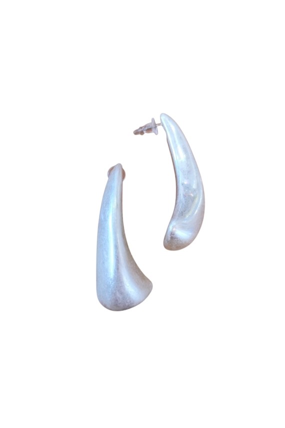 Pendientes de latón lacado con diseño de gota escultural y acabado satinado de estilo minimalista para mujer.