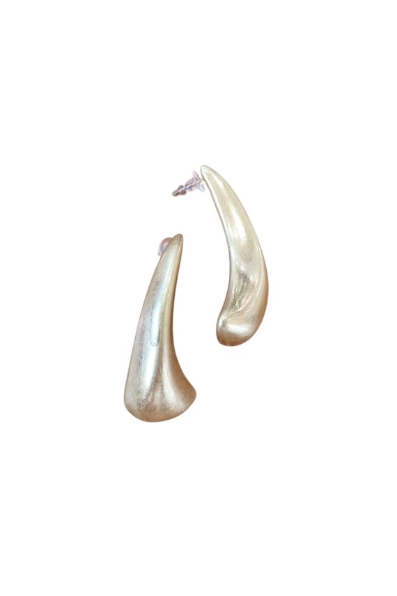 Pendientes de latón lacado con diseño de gota escultural y acabado satinado de estilo minimalista para mujer.