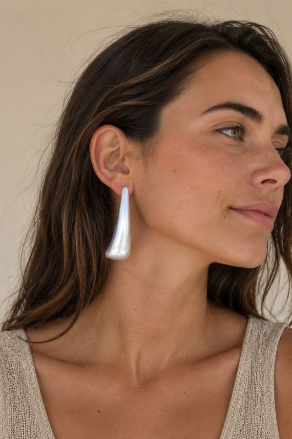 Pendientes de latón lacado con diseño de gota escultural y acabado satinado de estilo minimalista para mujer.