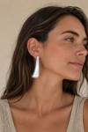 Pendientes de latón lacado con diseño de gota escultural y acabado satinado de estilo minimalista para mujer.