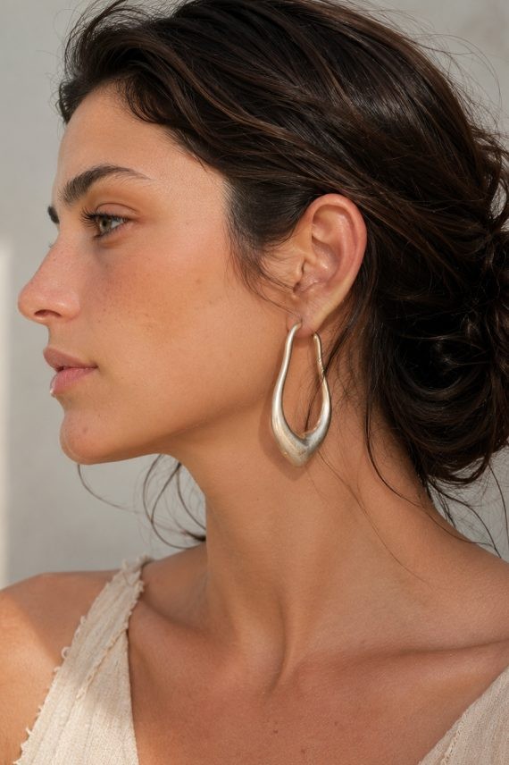 Pendientes de latón lacado Aro Orgánico con acabado satinado y diseño escultural, complemento boho chic elegante para mujer.