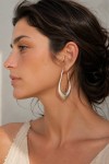 Pendientes de latón lacado Aro Orgánico con acabado satinado y diseño escultural, complemento boho chic elegante para mujer.