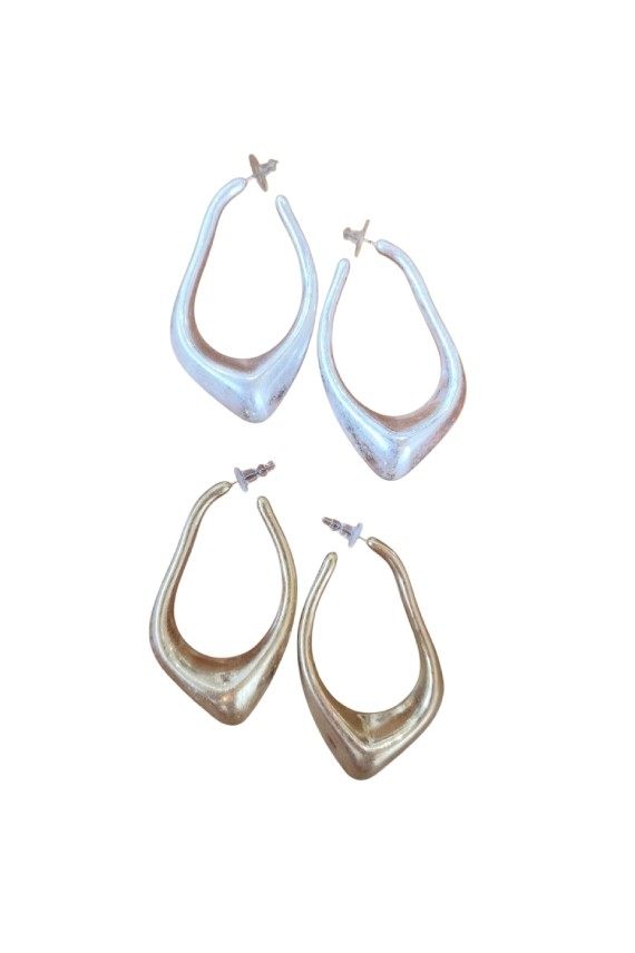 Pendientes de latón lacado Aro Orgánico con acabado satinado y diseño escultural, complemento boho chic elegante para mujer.