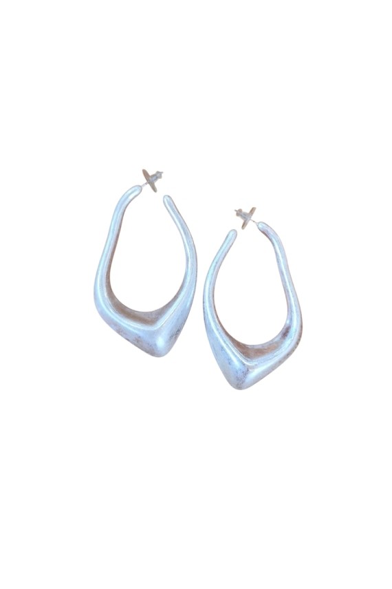 Pendientes de latón lacado Aro Orgánico con acabado satinado y diseño escultural, complemento boho chic elegante para mujer.