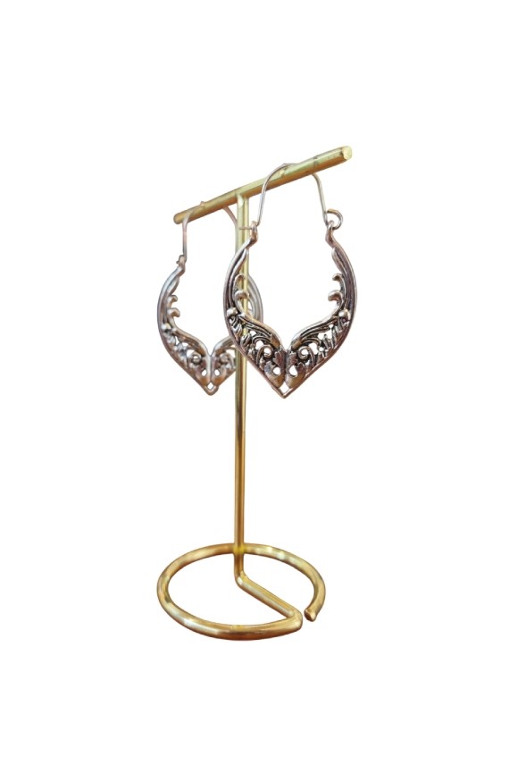 Pendientes boho calados con acabado dorado y plateado, diseño artesanal, ideales para un estilo bohemio y étnico.