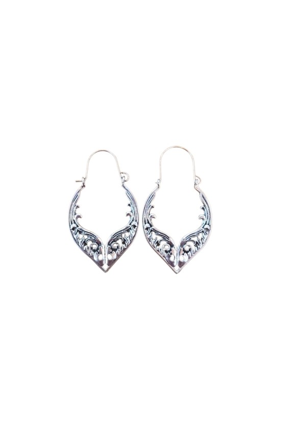Pendientes boho calados con acabado dorado y plateado, diseño artesanal, ideales para un estilo bohemio y étnico.