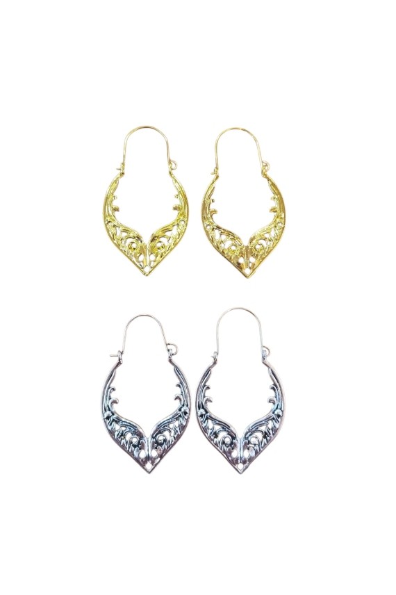 Pendientes boho calados con acabado dorado y plateado, diseño artesanal, ideales para un estilo bohemio y étnico.