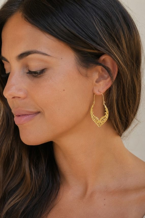 Pendientes boho calados con acabado dorado y plateado, diseño artesanal, ideales para un estilo bohemio y étnico.