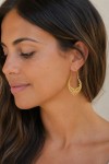 Pendientes boho calados con acabado dorado y plateado, diseño artesanal, ideales para un estilo bohemio y étnico.