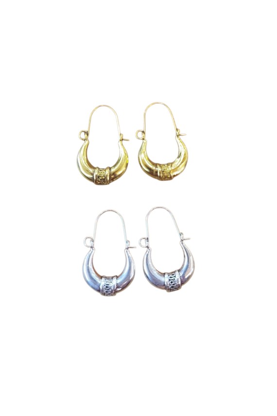 Pendientes étnicos media luna con detalle central decorativo, disponibles en acabado dorado y plateado, estilo boho artesanal.