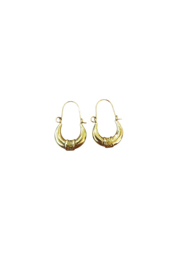 Pendientes étnicos media luna con detalle central decorativo, disponibles en acabado dorado y plateado, estilo boho artesanal.