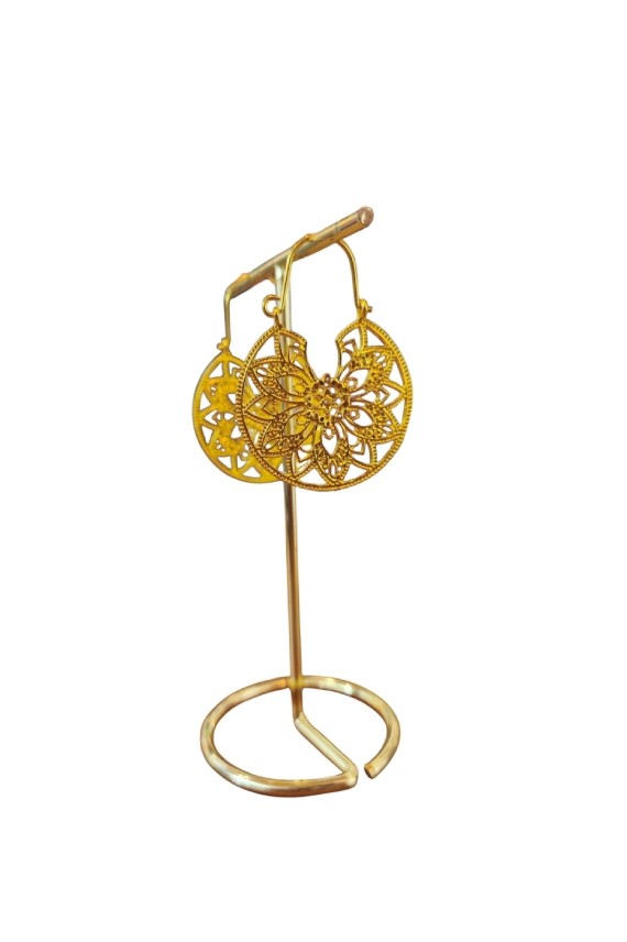 Pendientes mandala con diseño floral calado en acabado dorado y plateado, joyería artesanal de estilo boho.