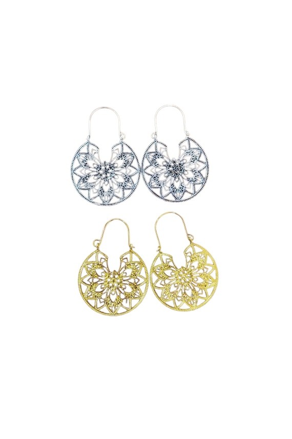 Pendientes mandala con diseño floral calado en acabado dorado y plateado, joyería artesanal de estilo boho.