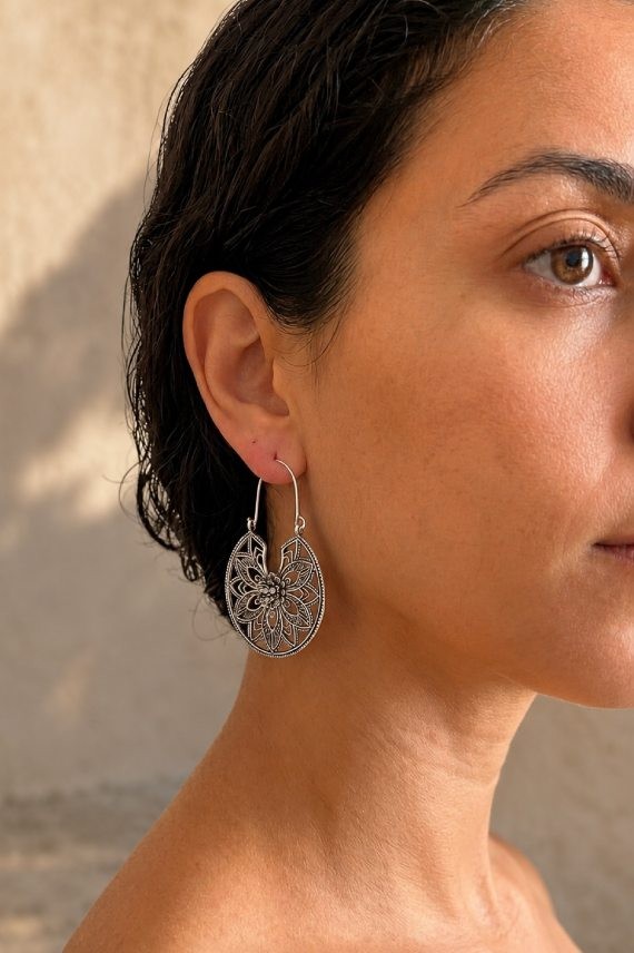 Pendientes mandala con diseño floral calado en acabado dorado y plateado, joyería artesanal de estilo boho.