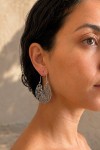 Pendientes mandala con diseño floral calado en acabado dorado y plateado, joyería artesanal de estilo boho.